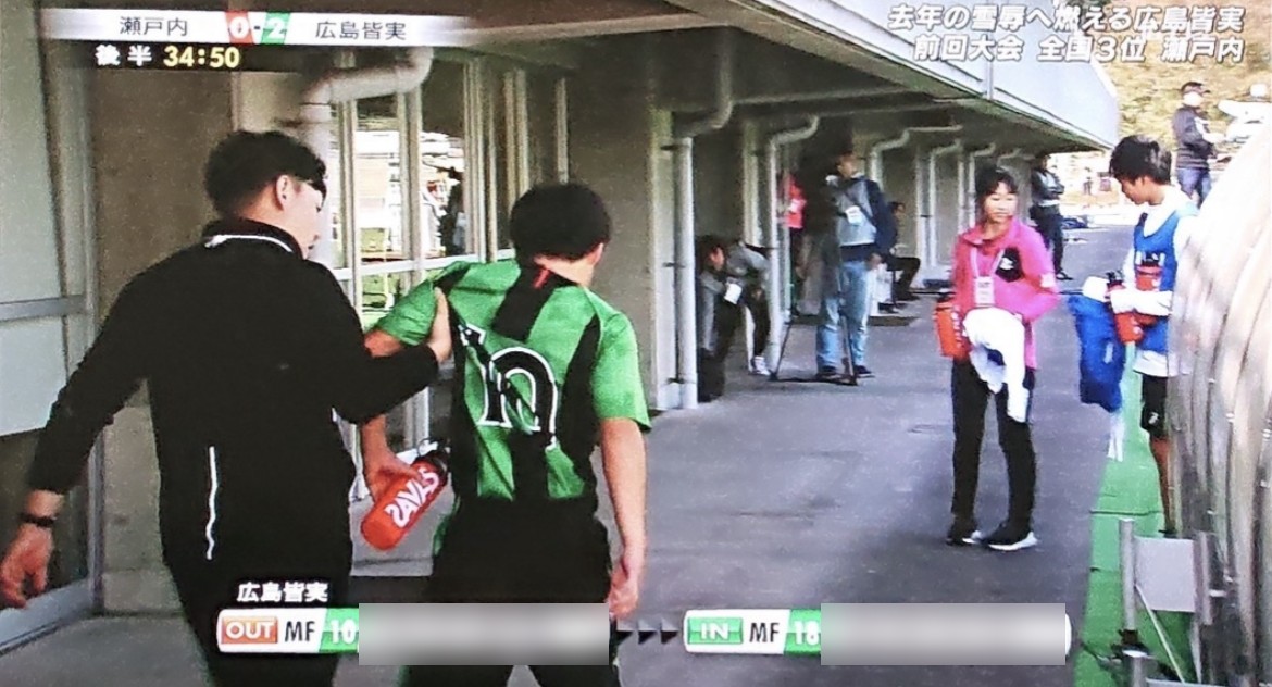 試合中に交代した選手をケアする院長